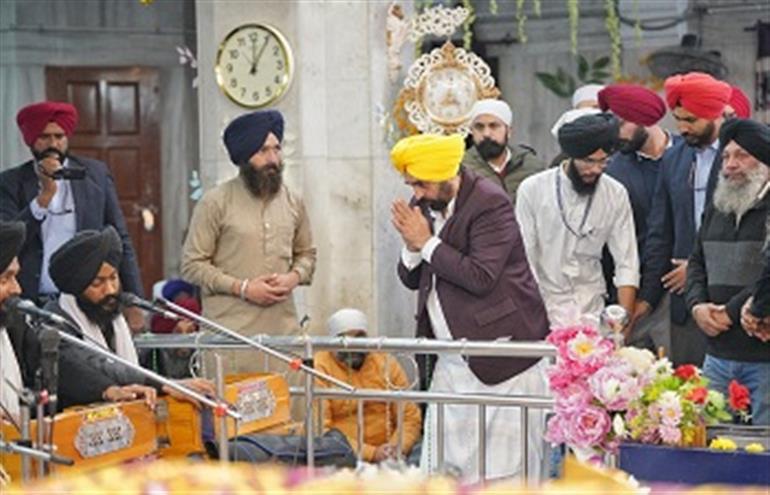 CM pays obeisance at Gurdwara Bhatha Sahib, greets people on Parkash Purab of Sri Guru Gobind Singh