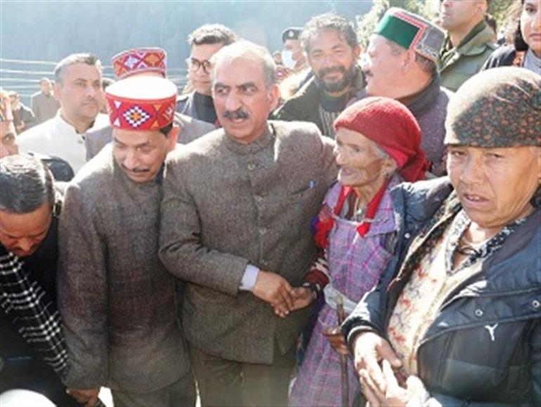 Himachal : Chief Minister visits fire-affected area in Tandi