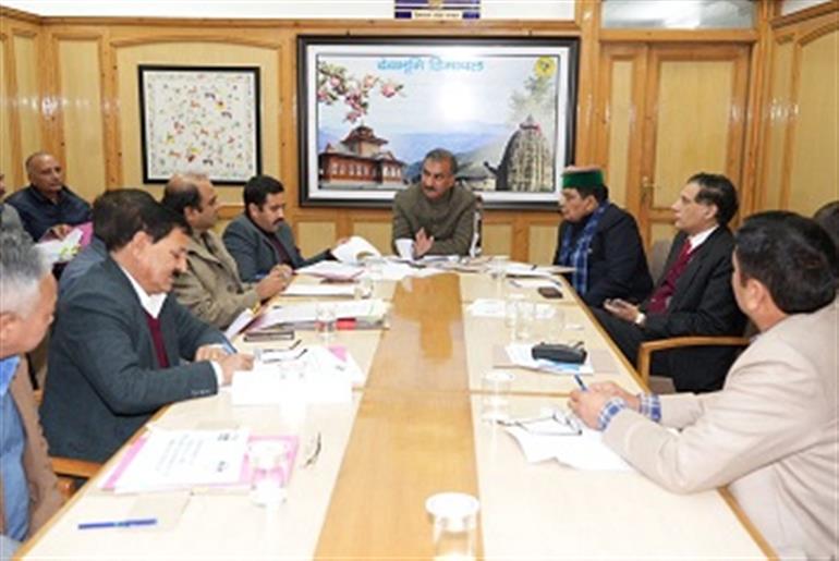 Himachal : CM reviews works of various departments