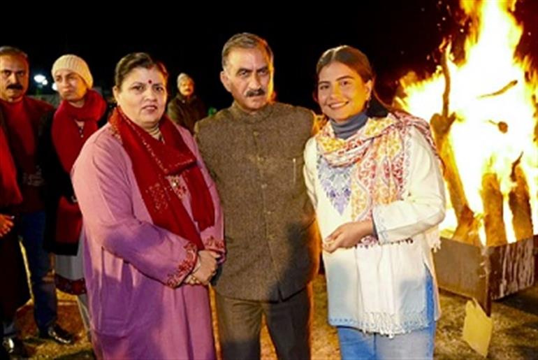 Chief Minister celebrates Lohri in Shimla