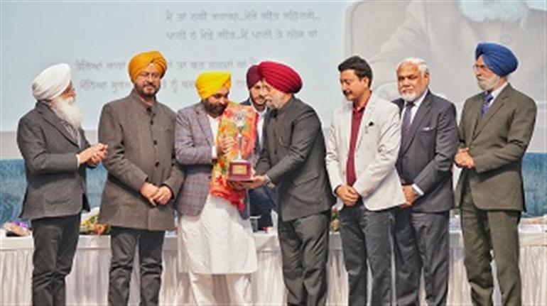 CM Maan announces to setup Surjit Patar centre for ethical AI in the GND university