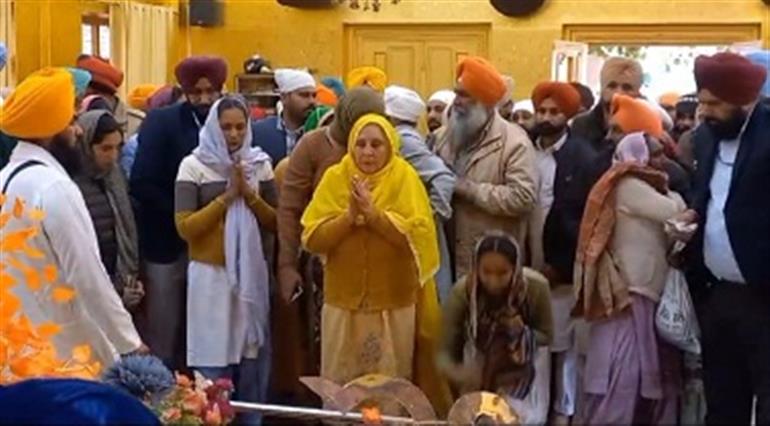 Punjab Cabinet Minister&39;s, VS Speaker pay obeisance on Mela Maghi