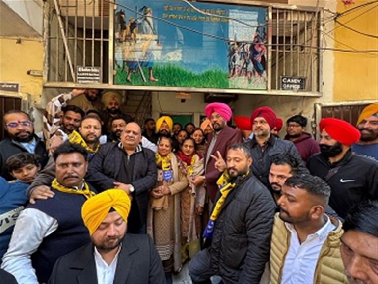 AAP Gains Strength in Amritsar Municipal Corporation, Two Independent Councillors Join Party