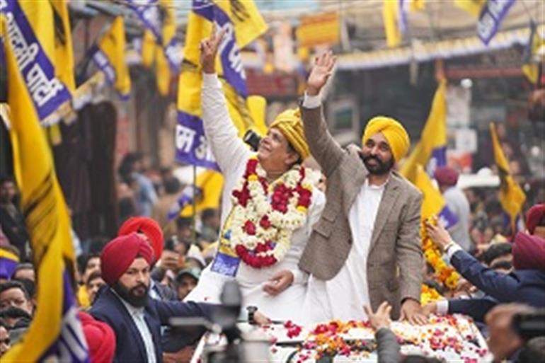 CM Mann Leads a Grand Roadshow in Delhi&39;s Gandhi Nagar Assembly, Drawing a Massive Crowd