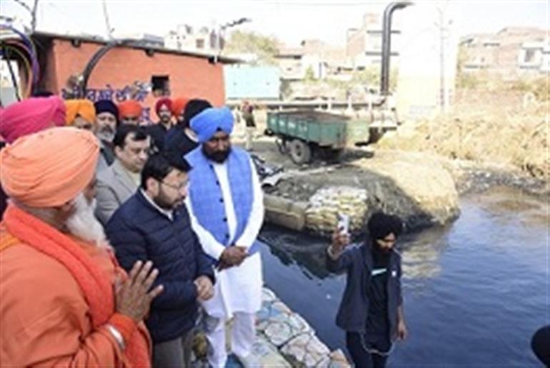 Ravjot Singh inspects temporary pumping station established under &39;Kar Sewa&39; led by Seechewal