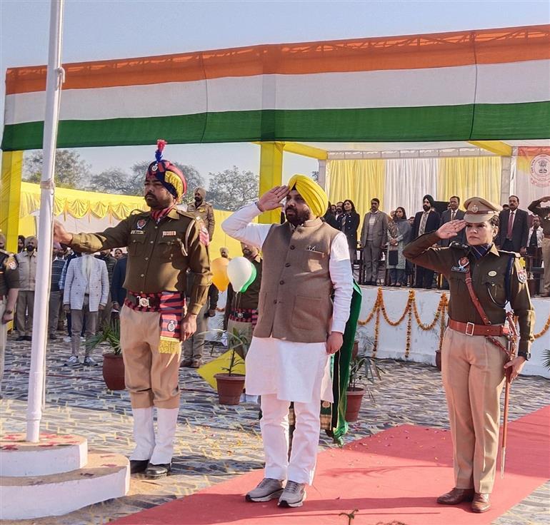 76th Republic Day : Cabinet Minister Harbhajan ETO Unfurls National Flag in Ferozepur