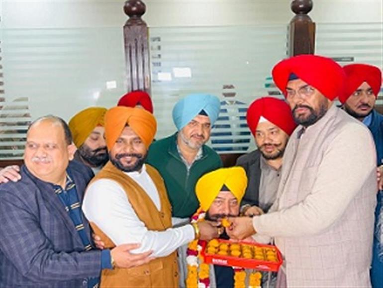 Amritsar&39;s &39;AAP&39; Mayor Jatinder Bhatia Takes Charge, Kuldeep Dhaliwal Attends Ceremony