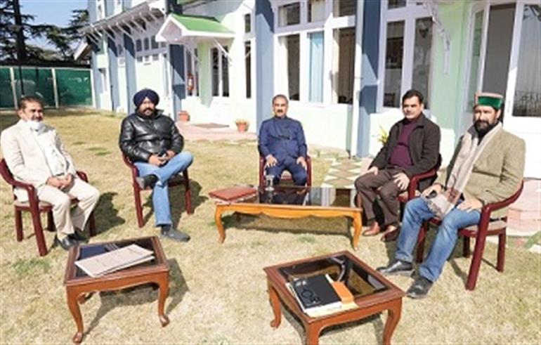 Himachal : CM reviews developmental works of Solan district