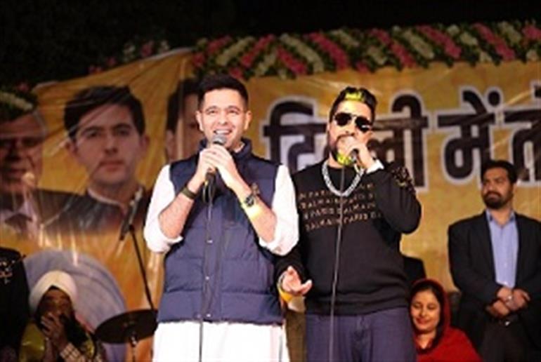 Mika Singh and MP Raghav Chadha Performed Together on the Election Stage, the Crowd cheered