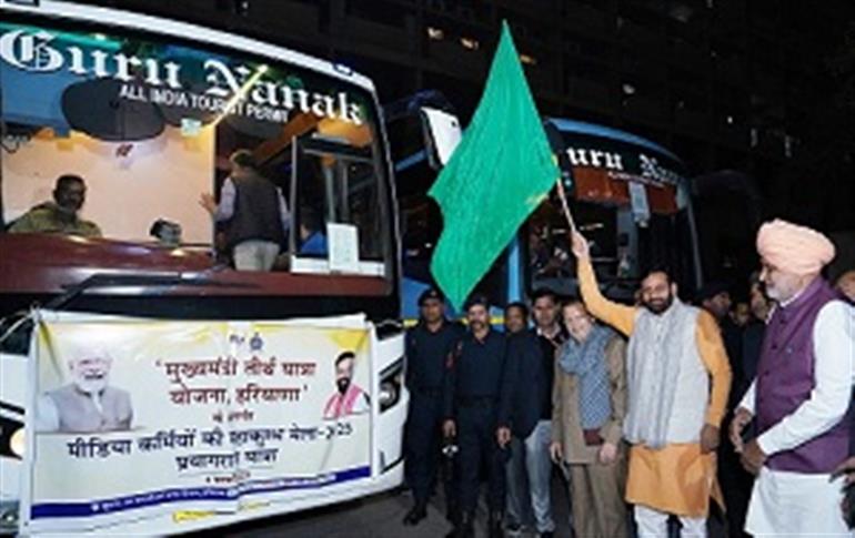 Haryana CM flags off buses for media persons for Mahakumbh