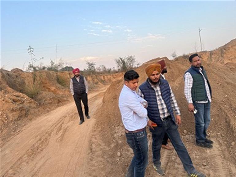 SDM Derabassi Inspects the Banur Weir De-siltiing site