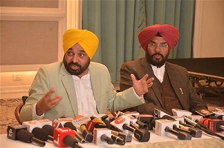 CM vehemently opposes move of GOI to again land plane carrying deported Indians at Amritsar