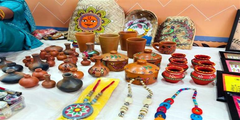 Youths exhibit sculpture skills at Surajkund International Crafts Fair