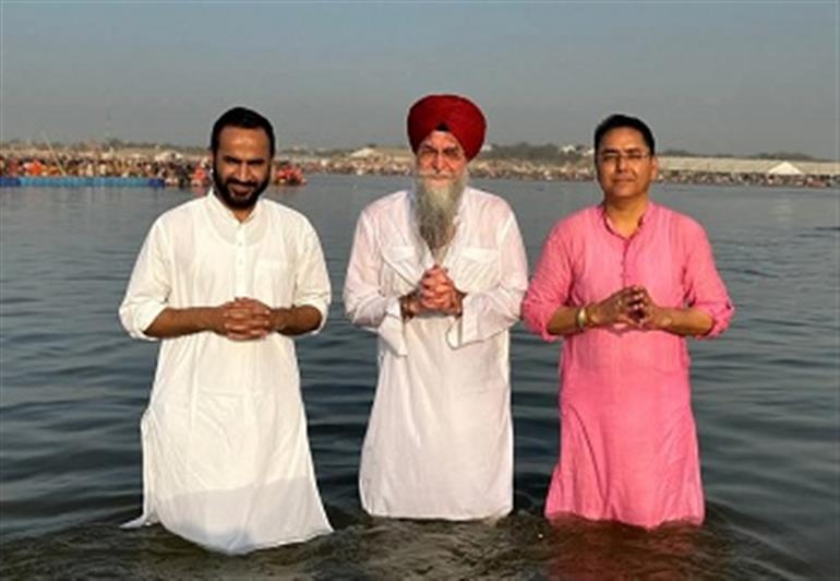 Aman Arora takes a holy dip at Mahakumbh along with Sandhwan & Meet Hayer