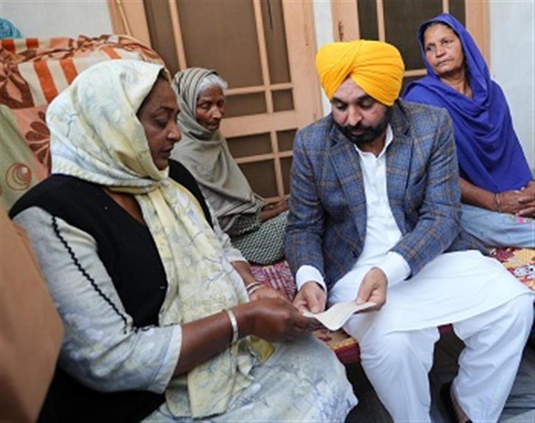 CM Mann hands over cheque worth Rs 1CR to the family of Shaheed constable of SSF