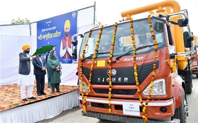 CM Flags Off 216 State-of-the-Art Machines To give push to cleanliness in Malwa region