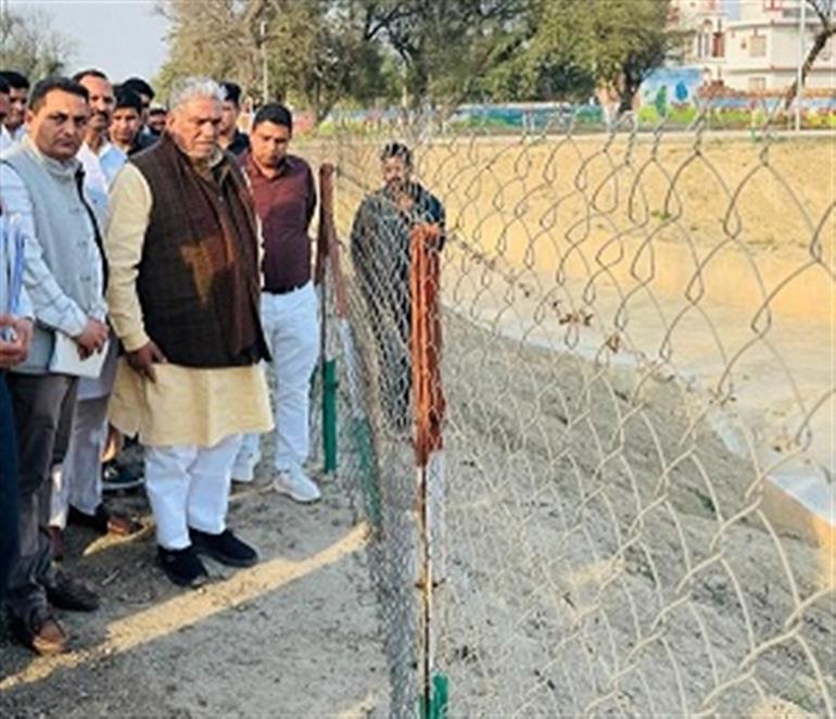 Panwar inspects construction work of pond under Amrit Sarovar Scheme in Fatehabad