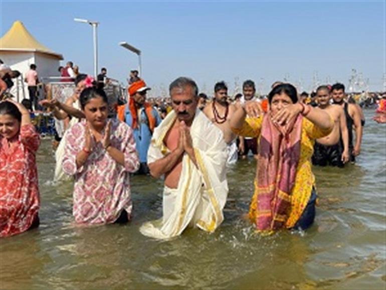 Himachal CM takes Holy Dip at Prayagraj&39;s &39;Triveni Sangam&39; with family