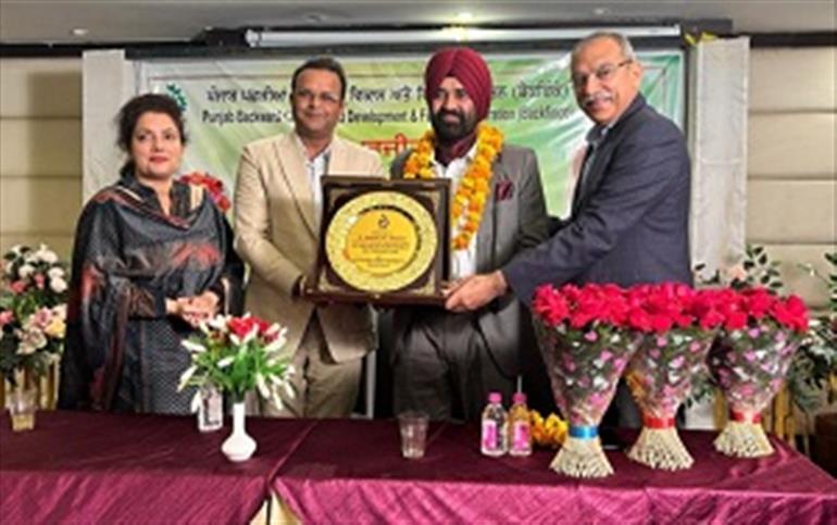 Backfinco Chairman Felicitates AGM Amarjeet Singh on His Superannuation