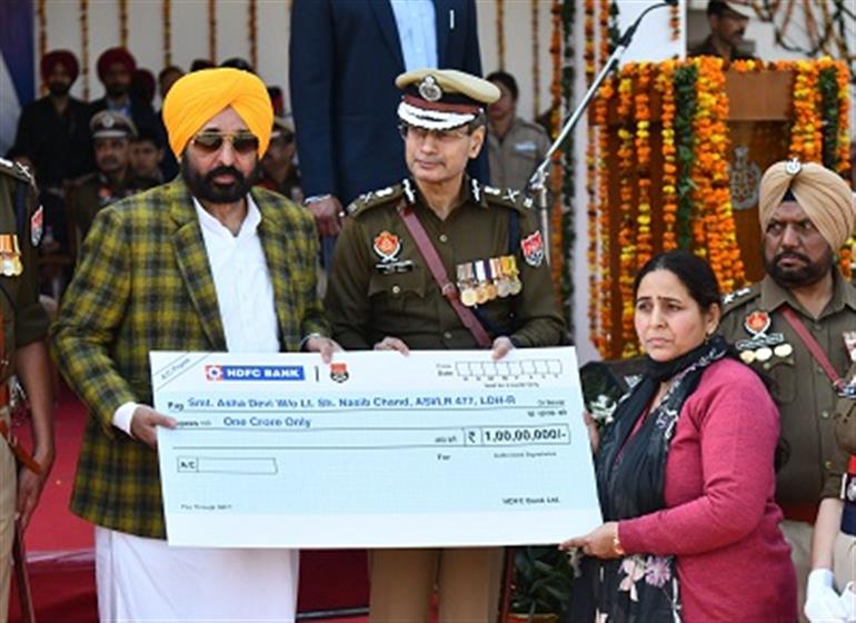 CM hands over cheques of financial assistance worth RS. 1CR (each) to family of five cops