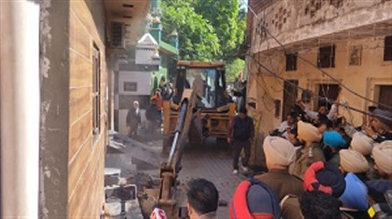 Illegal encroachment demolished at drug trafficker’s properties in Jalandhar and Mandi Gobindgarh