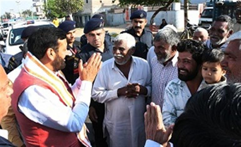 CM Saini stops convoy on way to Hisar, interacts with villagers