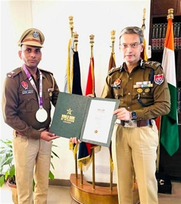 DGP felicitates ASI Ashok with commendation dISC for exceptional artisary