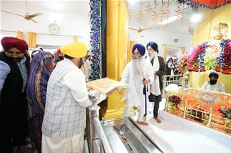 CM Pays obeisance at Takht Sri Kesgarh Sahib