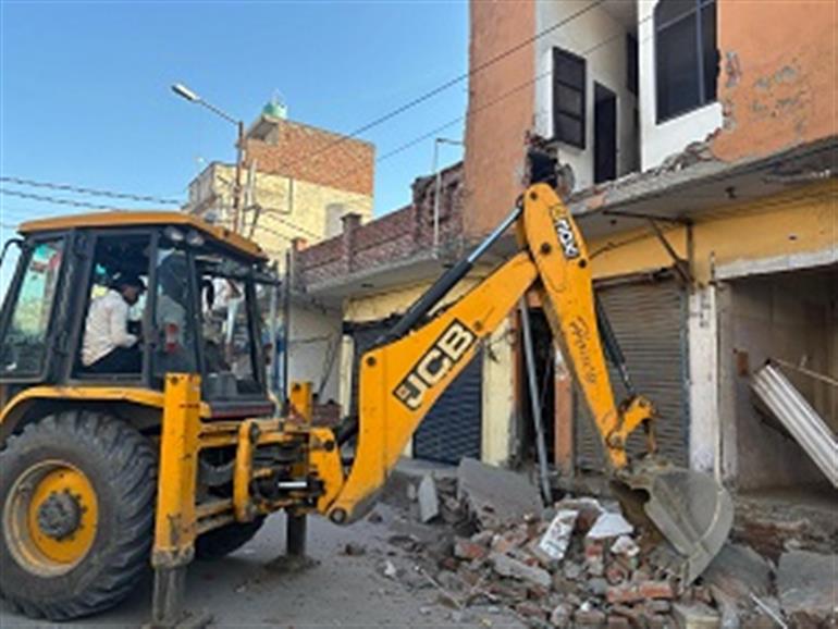 ‘Yudh Nashiyan Virudh’ Batala Police demolishes drug smuggler’s house