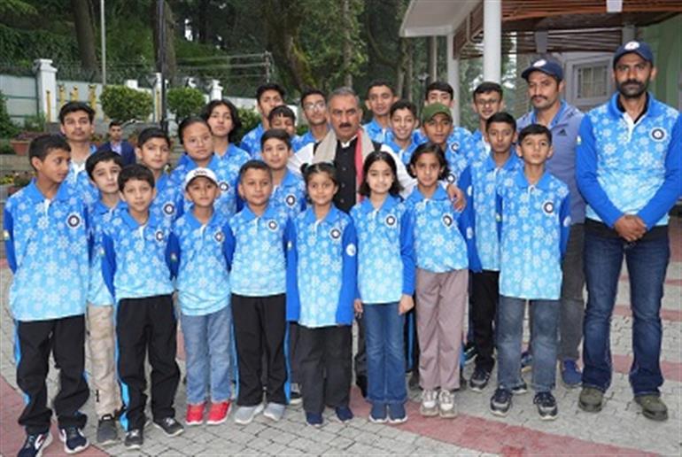 Himachal : CM flags off state contingent for National Ice Skating Championship