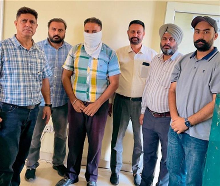 VB arrests block samiti Patwari taking Rs. 20,000 bribe