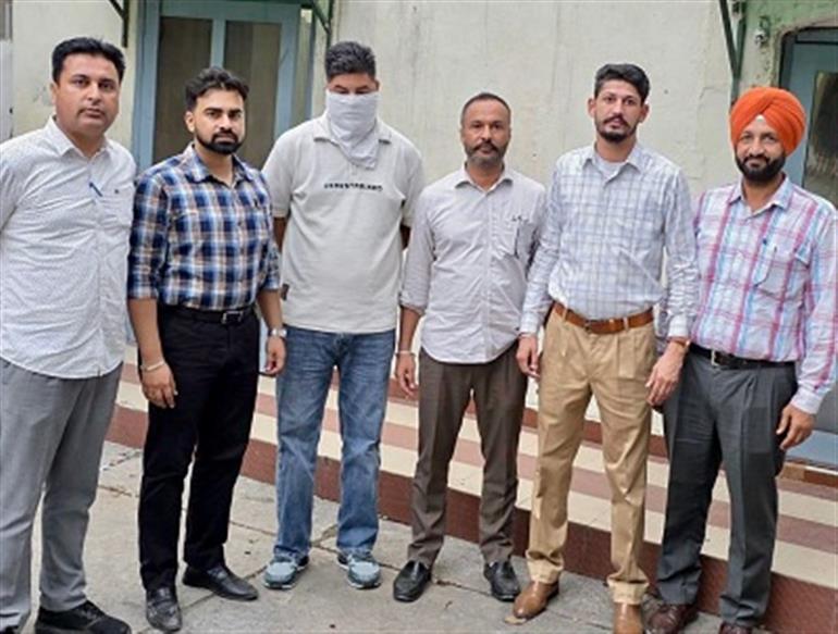 Vigilance Bureau nabs Head Constable red-handed accepting Rs 30000 bribe