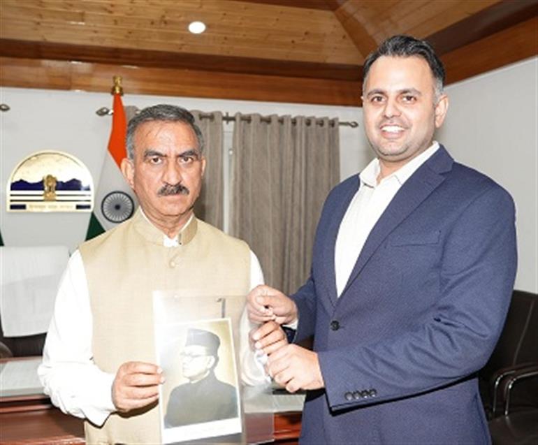 Gokul Butail presents autographed photograph of Netaji Subhash Chandra Bose to CM