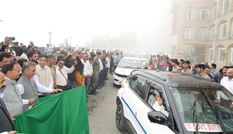Himachal : CM Sukhu flags off 20 e-taxies under RGSSY