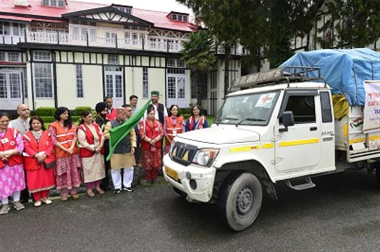 Himachal : Governor flags off vehicles with relief material