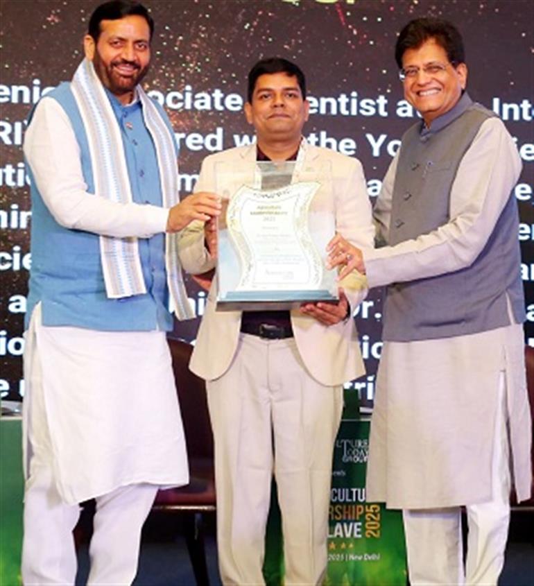 CM receives award from Piyush Goyal at 16th agriculture leadership Conclave 2025