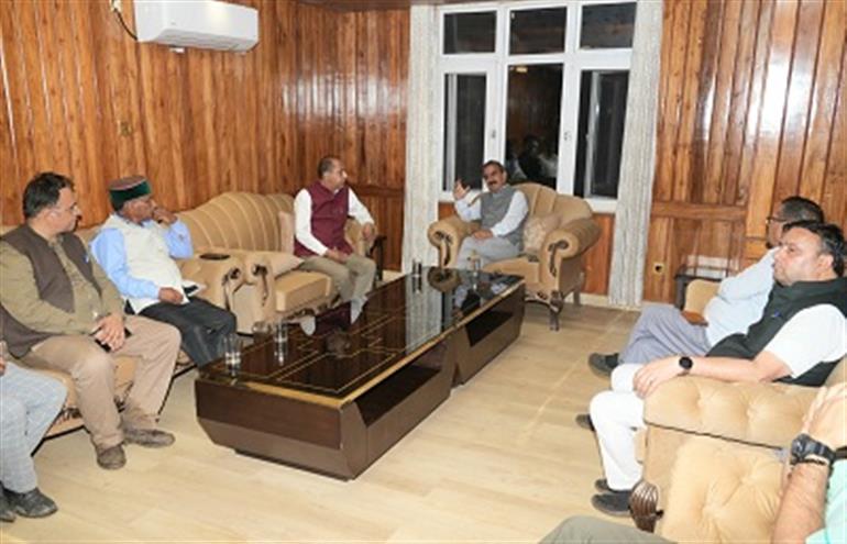 Himachal : CM directs to prepare DPRs for damaged projects in Seraj area