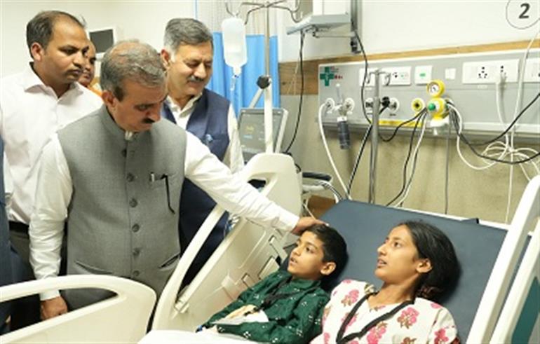 Himachal : CM enquires well being of injured of bus accident