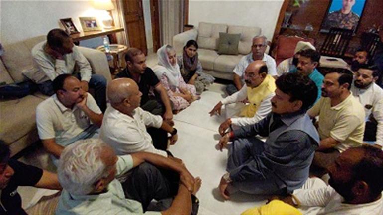 Mohinder Bhagat visits family of Martyr Lt Col Bhanu Pratap Mankotia
