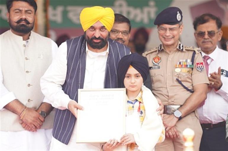 CM FELICITATES 26 EMINENT PERSONALITIES WITH STATE AWARD