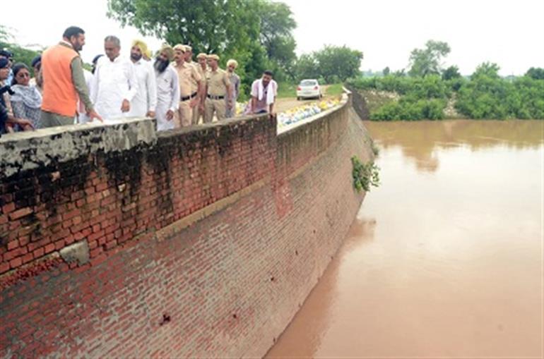 CM Saini visits waterlogging-affected areas of Fatehabad district