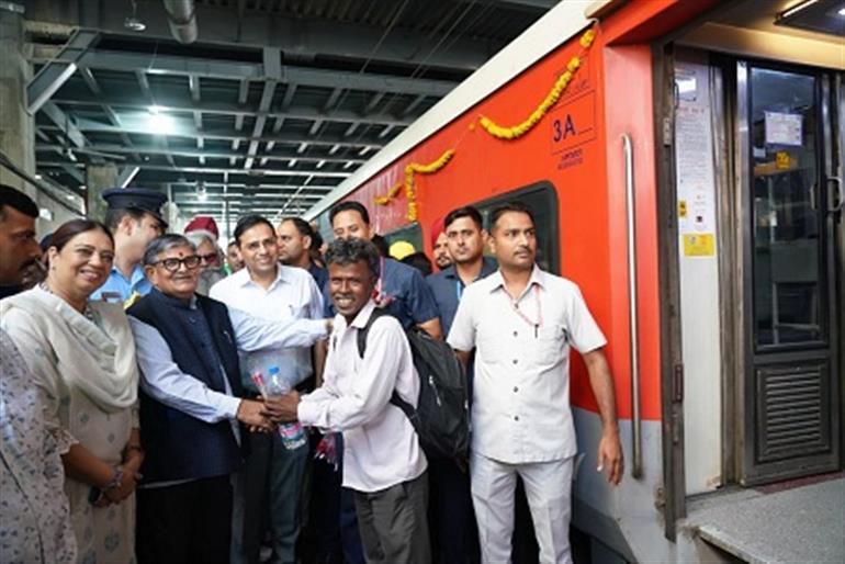 Governor Kataria welcomes new Udaipur–Chandigarh Superfast Train at Chandigarh Railway Station