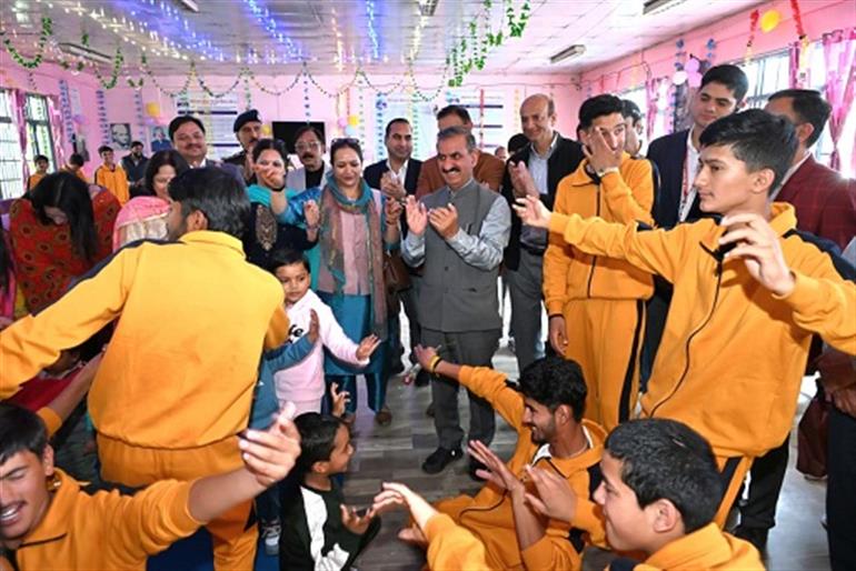 Chief Minister celebrates Diwali with children at Tutikandi Bal Ashram