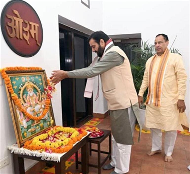 CM Saini offers prayers on Vishwakarma Diwas