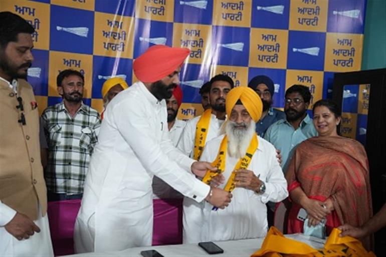 Major Setback for Akali Dal in Tarn Taran, Sitting Akali Sarpanch, Along with Supporters, Joins AAP 