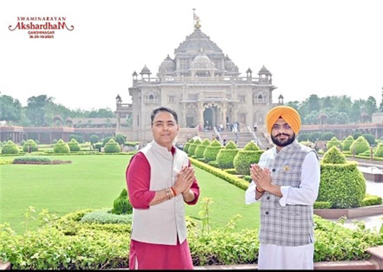 Aman Arora & Sond Pay obeisance at Swaminarayan Akshardham in Gujarat