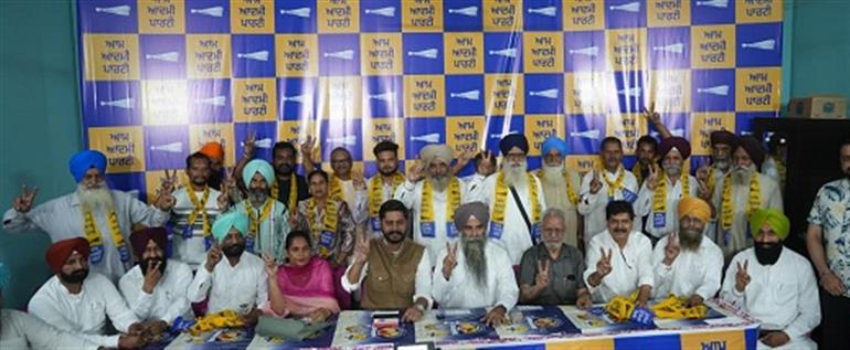 Prominent Ex-Servicemen, Congress and Akali Leaders Join AAP in Tarn Taran