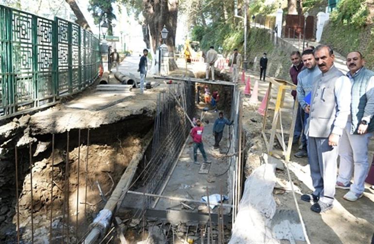Shimla : CM inspecting on-going underground duct work near Oak Over