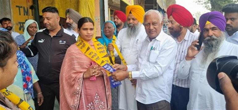 AAP Receives Major Political Boost as Hundreds of Families from Jhabbal Pukhta and Adda Chabal Join the Party