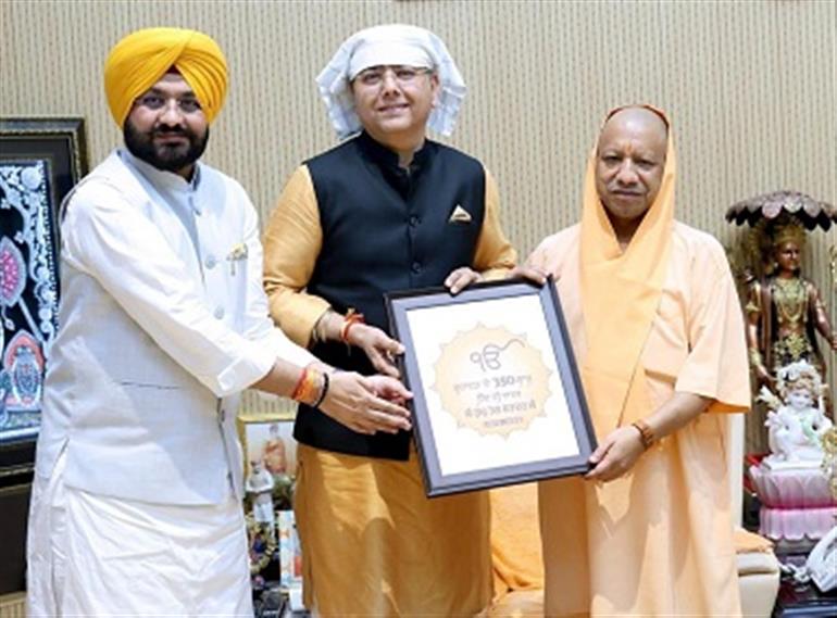 Aman Arora  & Sond meet UP CM ; Extend invitation for 350th martyrdom anniversary of Sri Guru Tegh Bahadur